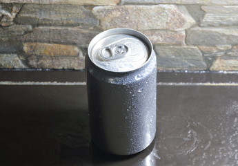 water drop on tin can drink on black counter