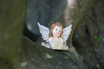 Trauriger nachdenklicher Engel als Dekoration. Engelchen am Grab oder Friedhof als Trauerkarte