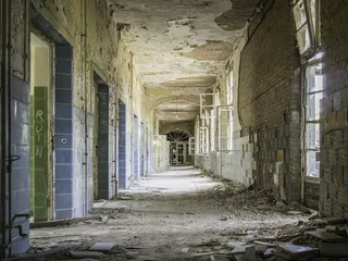 Selbstklebende Fototapete Altes Krankenhaus Beelitz Verfallener, baufälliger Flur in einem leerstehenden Krankenhau