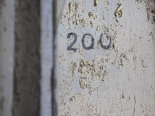 200 - alte Zimmernummer auf Putz