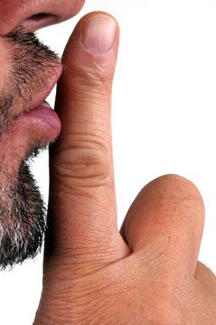 Homme demandant de faire le silence 