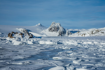 Горы в антарктике.