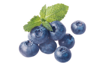 Heidelbeeren mit Minzeblättern auf weißem Hintergrund
