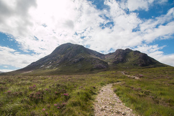 Naklejka premium Wanderweg im Glen Coe Tal, Highlands, Schottland