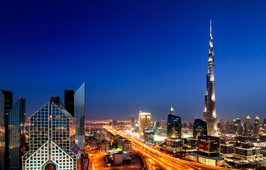 Foto auf Acrylglas Erstaunliche Skyline der Innenstadt von Dubai bei Sonnenuntergang mit den höchsten Wolkenkratzern und wunderschönem blauem Himmel, Dubai, Vereinigte Arabische Emirate © marekkijevsky