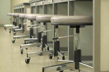 実習室の丸椅子