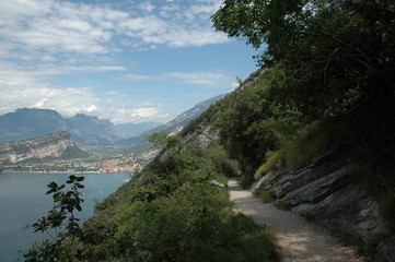 Fototapeta na wymiar vista lago di Garda dal sentiero Torbole-Tempesta
