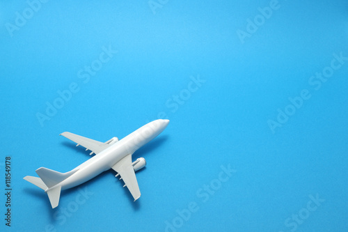 飛行機 模型 ミニチュア 青バック Wall Mural Wallpaper Murals Morita