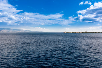 Panorama dello stretto di Messina. Vista di cielo e mare