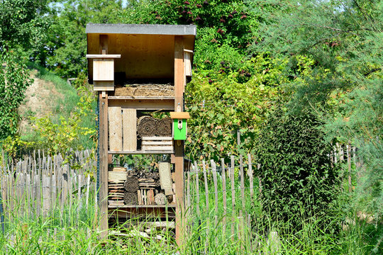 Gro&szlig;es Insektenhotel im Holzturm