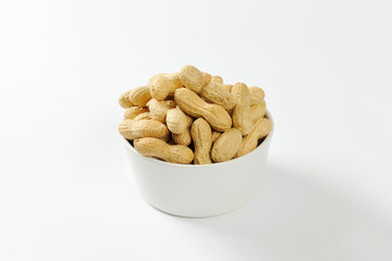 Raw peanuts in shell