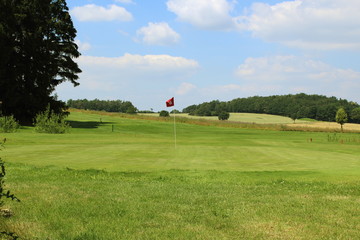 Golfplatz mit Fahne
