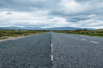 Asphaltierte Straße in Clen Coe, Schottland
