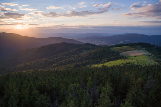 zach&oacute;d słońca w Beskidach, widok z Gorca