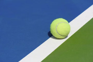 Fototapeten tennis ball on the court © chones