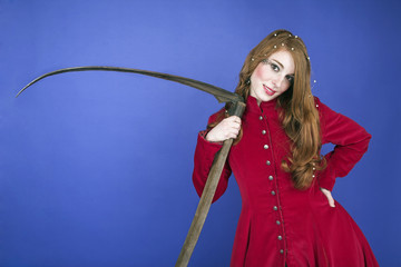 Model in rotem Samtmantel