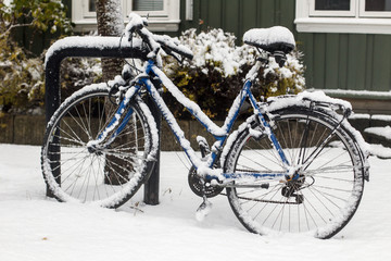 Fototapeta na wymiar Bicycle in snow