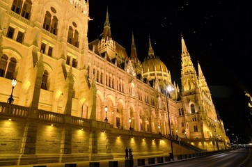 Promenade sur la berge du Danube devant le parlement éclairé, Budapest 