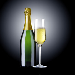 Champagnerglas und Champagnerflasche