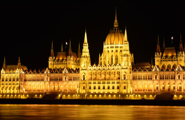 Fototapeta na wymiar Hungarian Parliament Building at night