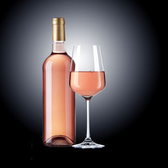 Roséweinglas und Roséweinflasche
