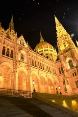 Fototapeta na wymiar Tours, escalier et dôme du du Parlement illuminés, Budapest nuit