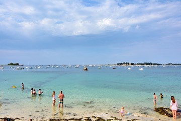 Obraz premium Des familles dans l'eau sur la plage de Port-Blanc à Penvénan en Bretagne