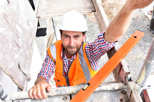 Architekt/ Bauleiter auf dem Bauger&uuml;st einer Baustelle /////// Architect / construction manager on the scaffolding of a building site