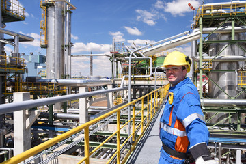 Industriearbeiter in einer Raffinerie // Industrial workers in a refinery