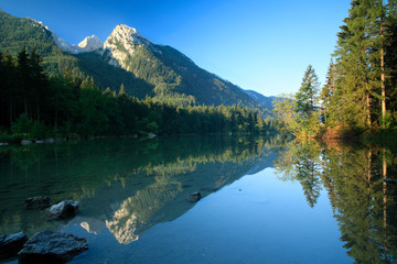 Fototapeta na wymiar Am Hintersee in den Berchtesgadener Alpen, Ramsau, Berchtesgaden, Bayern, Deutschland