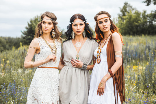 i dag begrænse Uluru Three beautiful cheerful hippie girls, best friends, the outdoors, cute  smile, trendy hairstyles, feathers in her hair, white dress, tattoo flash,  gold accessories, Bohemian, boho style, fashion indie Stock Photo | Adobe