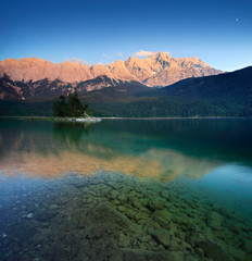 Abendlicht am Eibsee, hinten das Wettersteinmassiv mit der Zugspitze, Grainau, Garmisch-Partenkirchen, Bayern, Deutschland