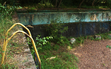 Fototapeta premium detailaufnahmen eines verlassenen Schwimmbades