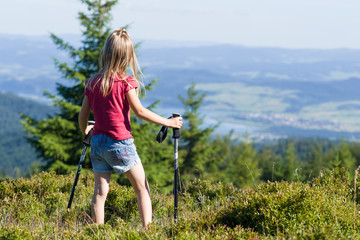 dziewczynka z kijami trekkingowymi w górach, Gorce, widok na zalew Czorsztyński © Piotr Szpakowski