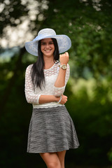 femme dans un chapeau