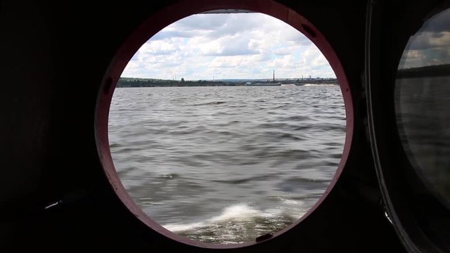 Река в иллюминаторе теплохода