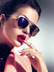 Fotobehang Sexy model meisje met stijlvolle zonnebril © Subbotina Anna