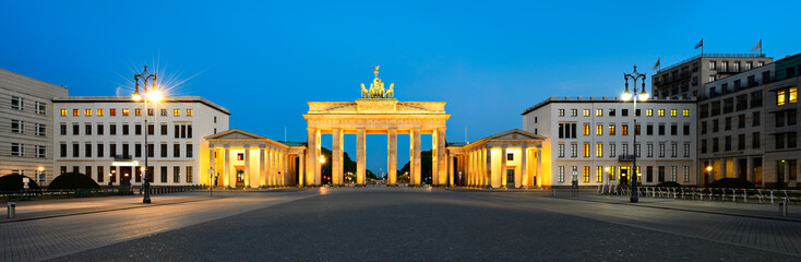 Fototapeta premium Pariser Platz z Bramą Brandenburską nocą, Berlin, Niemcy