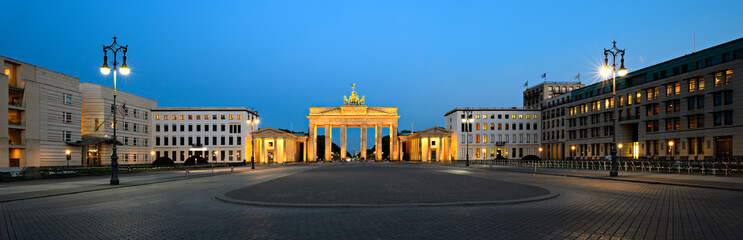 Der Pariser Platz mit dem Brandenburger Tor, Nachts, Berlin, Deutschland © AVTG