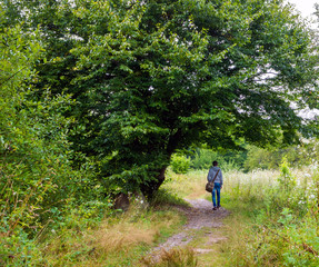 Obraz premium Young man tourist is on the trail