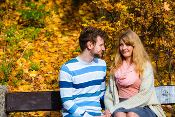 Fototapeta premium Lovers couple in autumn park on bench