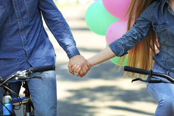 Obraz premium Happy couple riding bicycles in the park