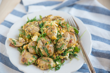 Knödel mit Ei auf Salat 