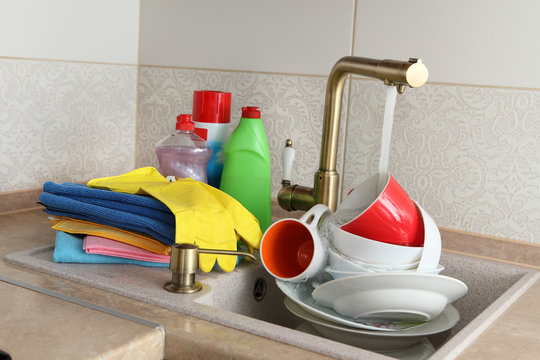Set wipes and detergents for washing dishes