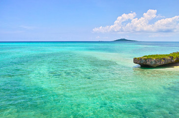 Fototapeta premium 宮古島 池間大橋から大神島を望む