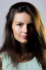 Naklejka premium beautiful businesswoman posing over grey