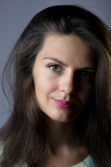Naklejka premium beautiful businesswoman posing over grey