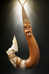 Maori Angelhaken Matau aus Holz, Knochen und Flachs als Symbol Schmuck aus Neuseeland.