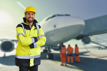 Bodenpersonal Luftverkehr - Logistiker am Flughafen - Portrait