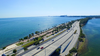 Obraz premium Vehicles travel along the Rickenbacker Causeway in Miami